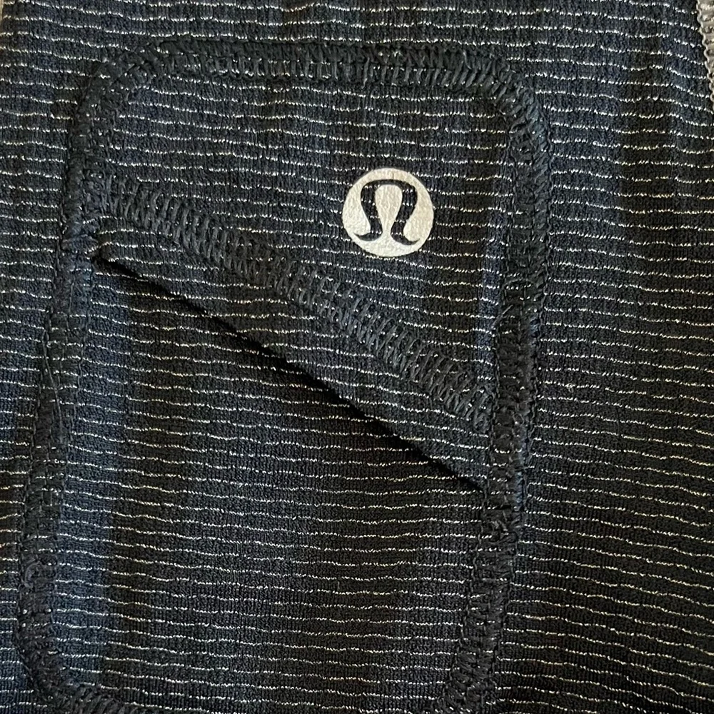 Lululemon • Black & Gray Run Revitalize Tech Tee • Size 6 - Picture 3 of 5